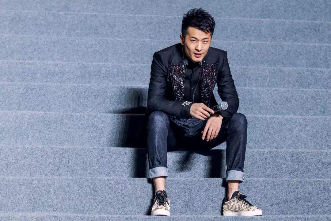 辛巴售卖假燕窝退赔6千万，直播情绪失控痛哭，网友：继续演！