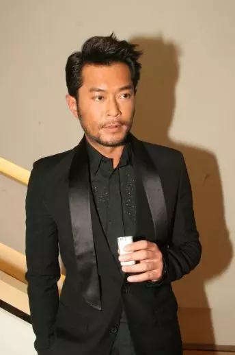 黑皮肤男生应该怎么穿衣服,古天乐黄配白穿搭