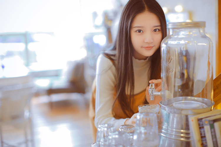 女朋友生气做些什么,女朋友生气不理人不回信息怎么哄