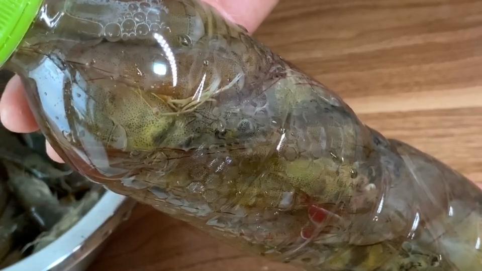鲜虾如何储存虾头不发黑,鲜虾放瓶子里怎么冷冻不黑头