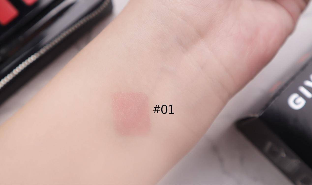 纪梵希唇彩口红,既是口红又是润唇膏