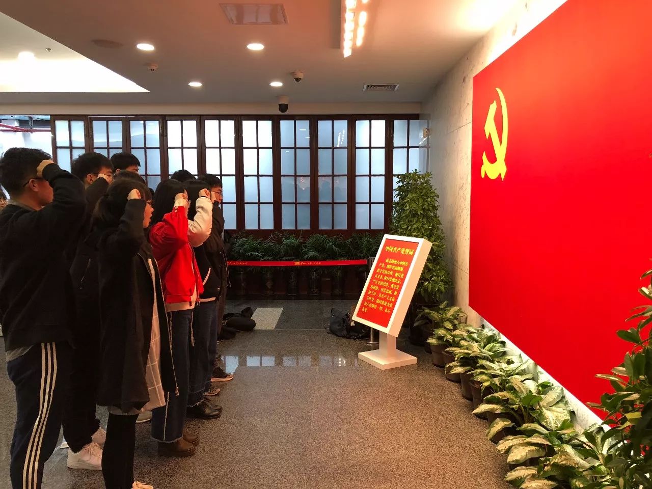 大学生入*党**的优势很多，但有个弊端你可能不知道，想好这些再申请