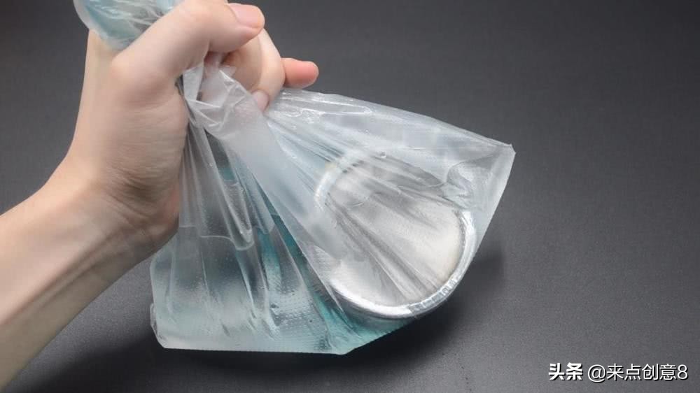 把牙膏涂抹在淋浴喷头上,把牙膏挤到喷水壶里