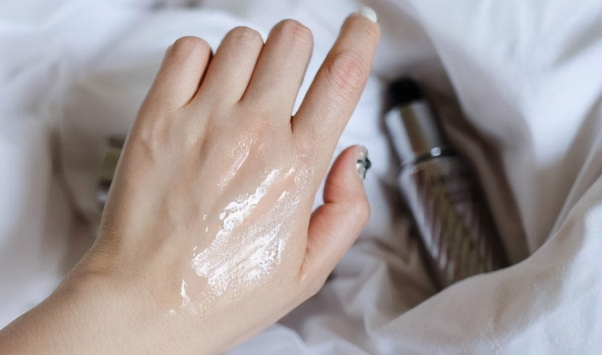 一直在美白却越来越黑的原因,为什么用了美白精华反而黑了