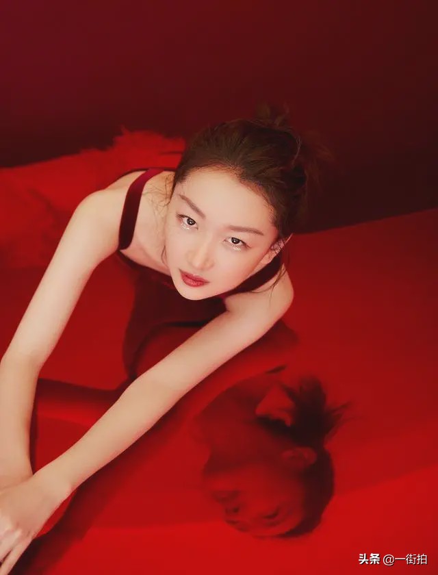 周冬雨穿奶茶色抹胸礼裙出席活动,周冬雨显瘦西装裤