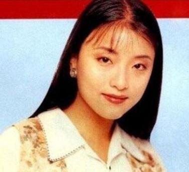 辞去央视工作赴美学习，投奔凤凰卫视，今身价70亿一个包包13万