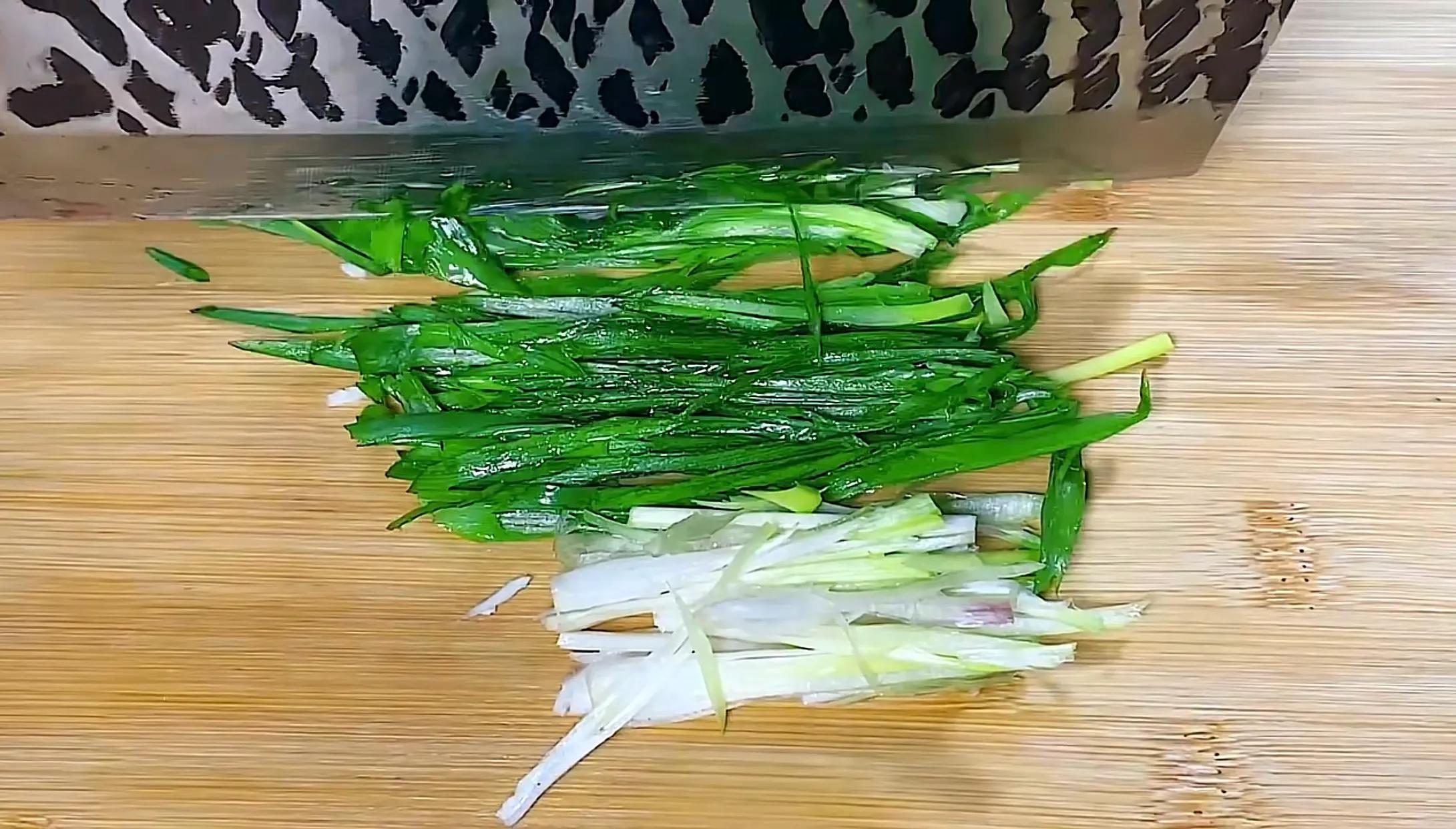 做清蒸鱼时万万不可放盐和料酒,清蒸鱼最忌放盐和料酒