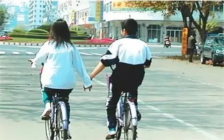 女儿青春期早恋该如何处理,发现女儿青春期早恋了怎么处理