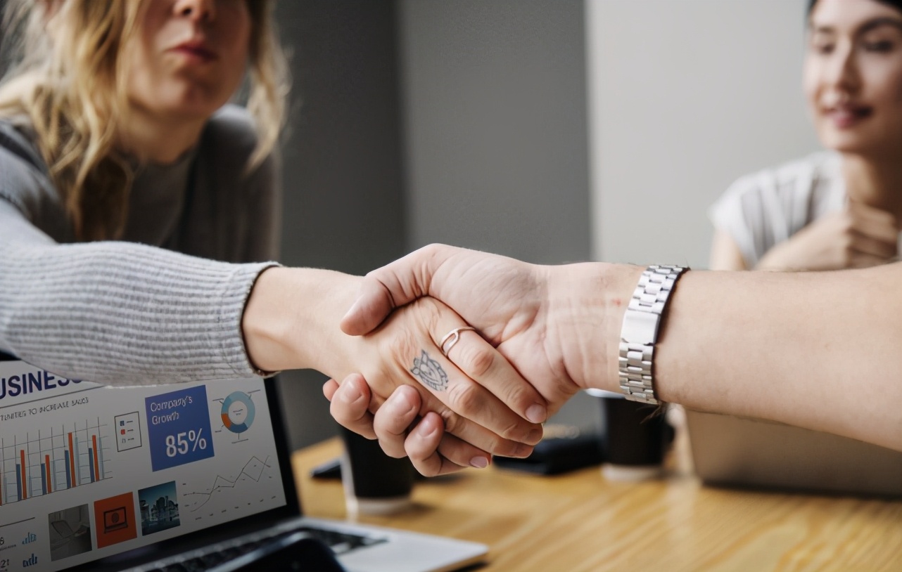 当你被小人陷害该怎么办,如果发现身边有小人陷害你怎么办