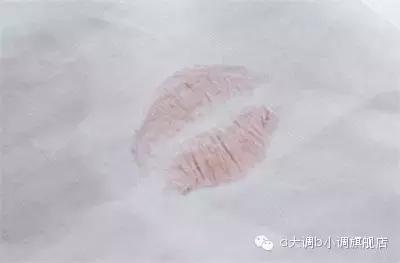 衣服弄脏了要用什么东西洗掉,衣服有静电粘的脏东西怎么去除