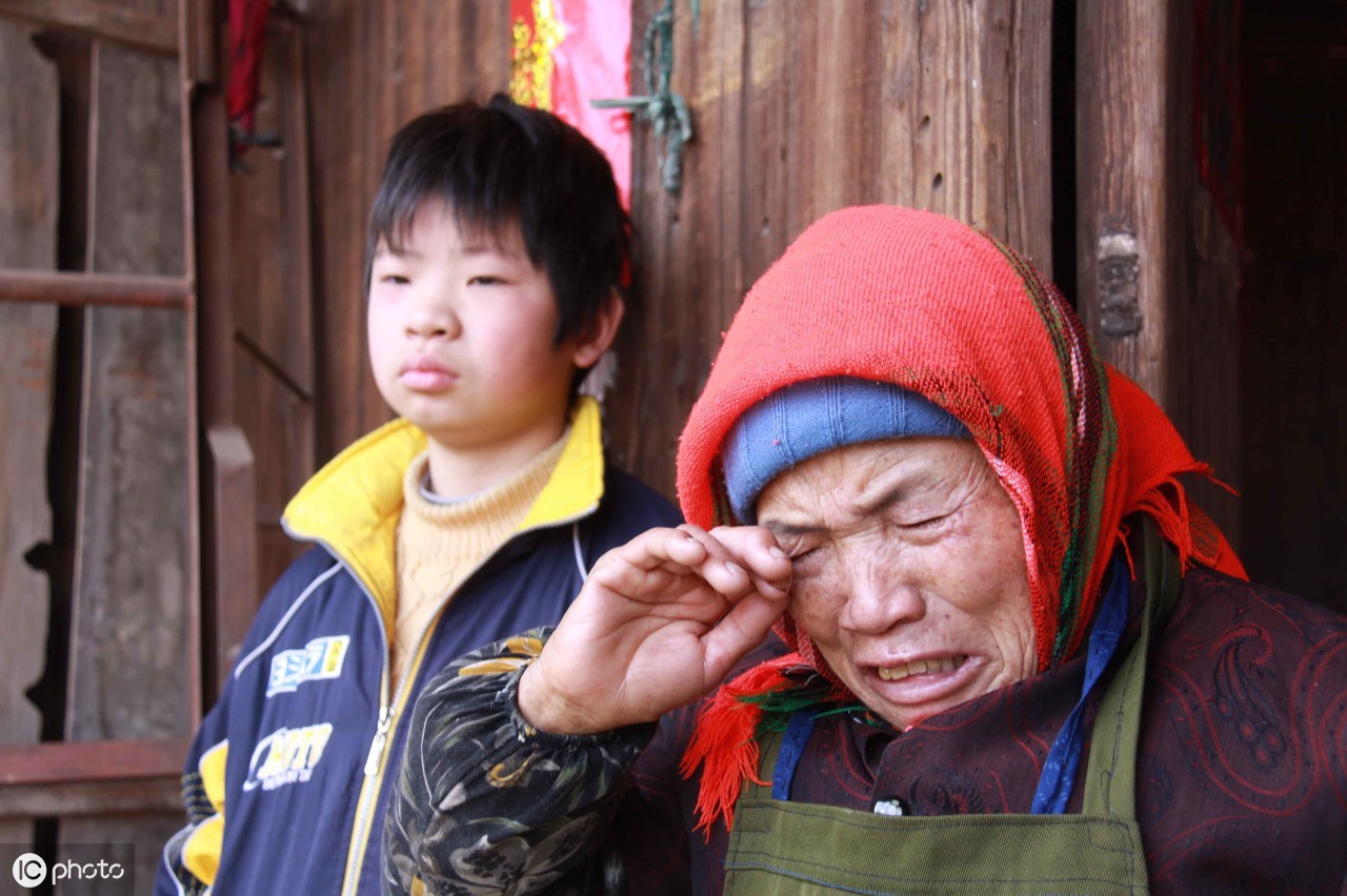 雇佣保姆伺候老人合同,雇佣保姆照顾老人合同范本