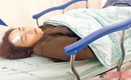 女孩在浴室洗澡摔倒了大出血,女子浴室昏倒