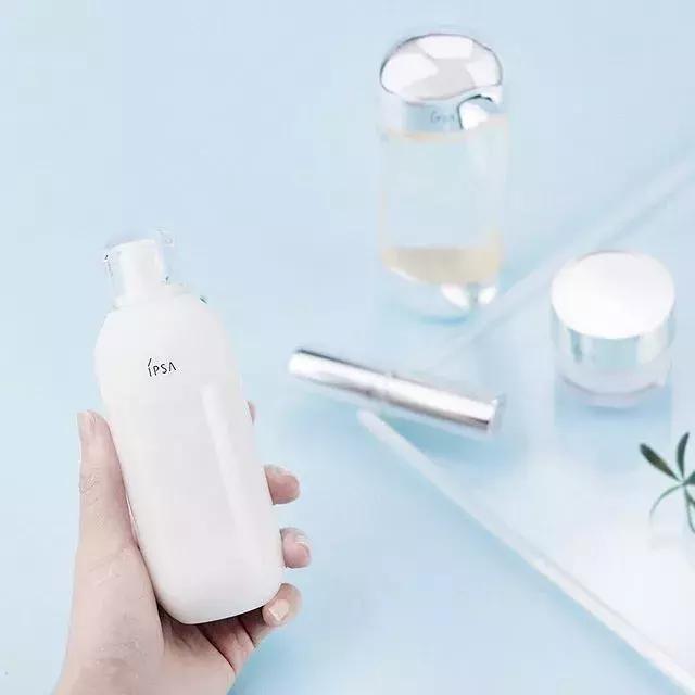 这瓶化妆水解决了白领90%的肌肤问题，日本小姐姐的秘密*器武**
