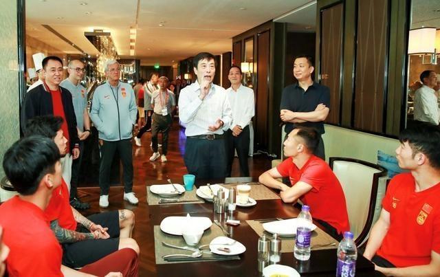 中超球员降薪后一般多少钱,球员工资都1000万难道1亿不正常吗