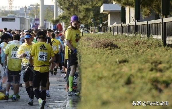 马拉松运动员赛前是怎么排便,马拉松怎么解决排泄问题