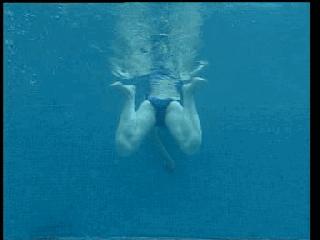 蛙泳腿部翻脚错误纠正,蛙泳在水中腿部翻脚忘记了怎么办