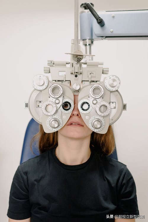 老花眼300度配镜视力能达到1.0吗,老花眼是去眼镜店还是去医院配镜