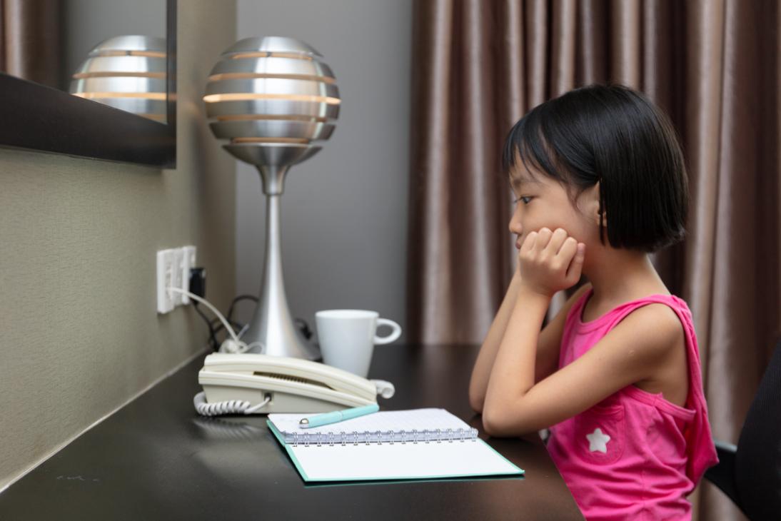 小孩子的眼睛真的能看到脏东西吗,为什么孩子的眼睛往外看