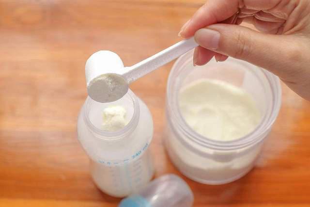 正确避开冲奶粉的3个错误,冲奶粉给宝宝容易犯错误
