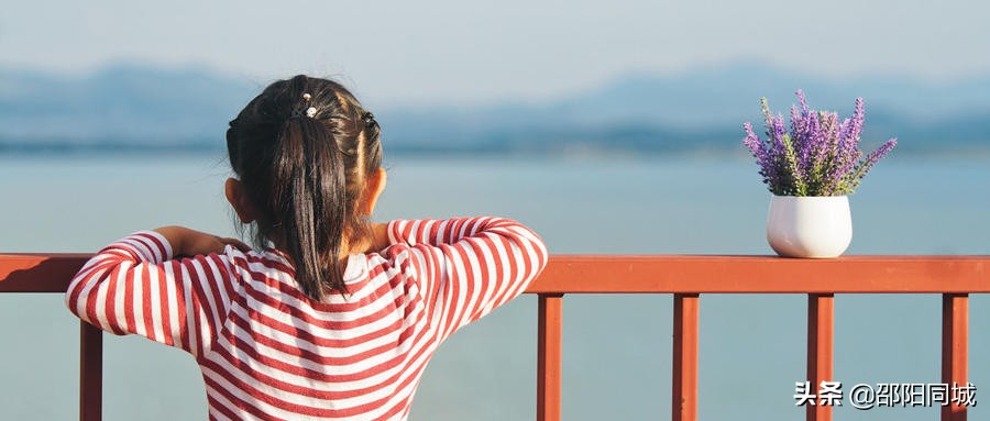 将闲暇变为穿越栅栏的曙光，心里又充满了期待与渴望