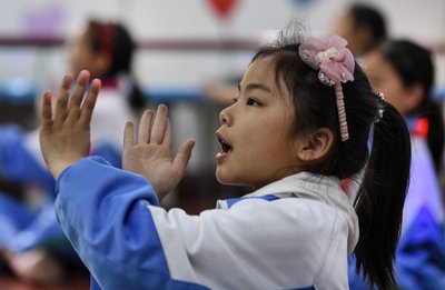 孩子冷漠与家长不亲？可能与他们的留守有关，试试以下三种方法