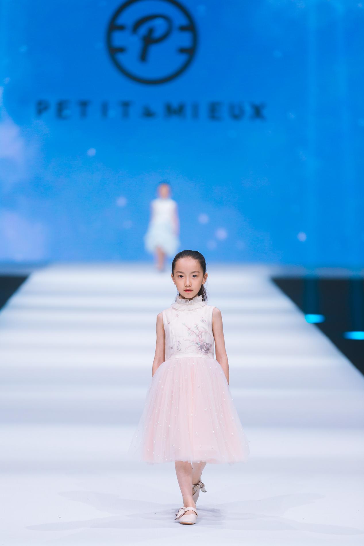 PETITMIEUX贝的屋“礼御童服”儿童时尚周压轴亮相