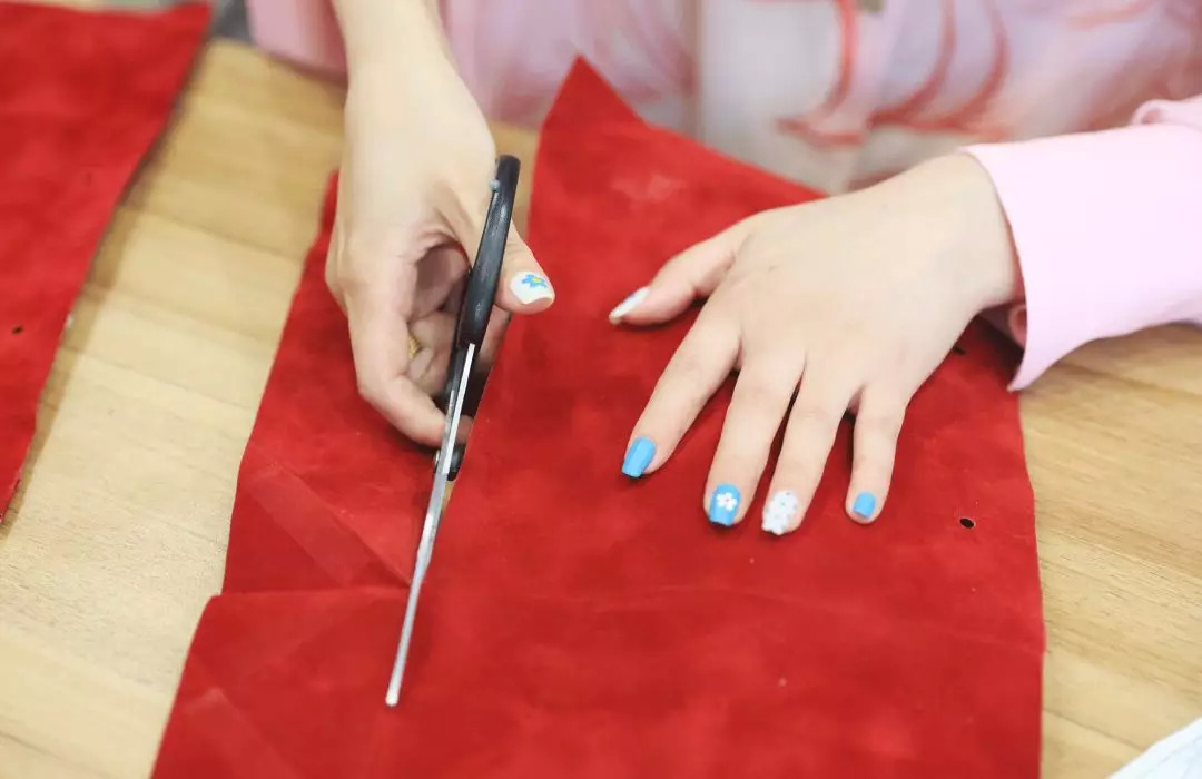 大牌包包手提袋改造教程,用买完东西的袋子改造时髦包包