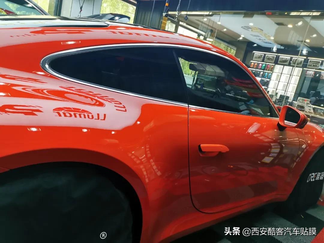 给汽车窗户贴膜怎么贴,汽车贴窗膜注意事项