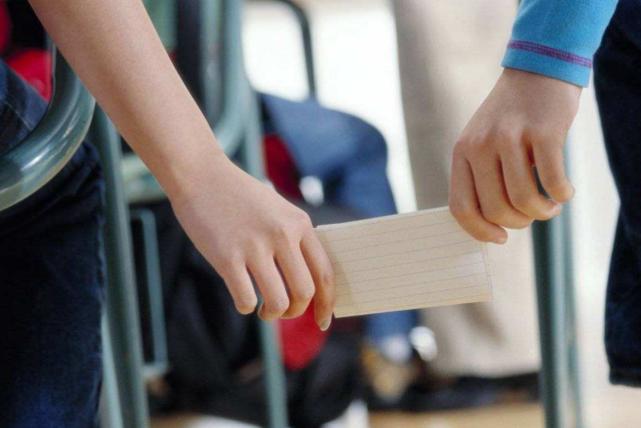 中学生书包藏东西,早恋的男生书包里会藏什么