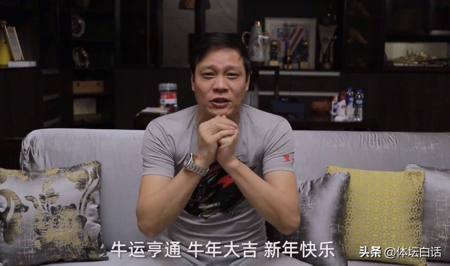 51岁范志毅为恩师庆生,4岁美国籍女儿颜值高,为师公切蛋糕