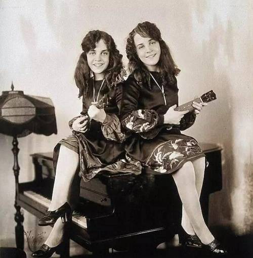 姐妹花一岁被生母抛弃,连体姐妹被抛弃意外发现暴富之路