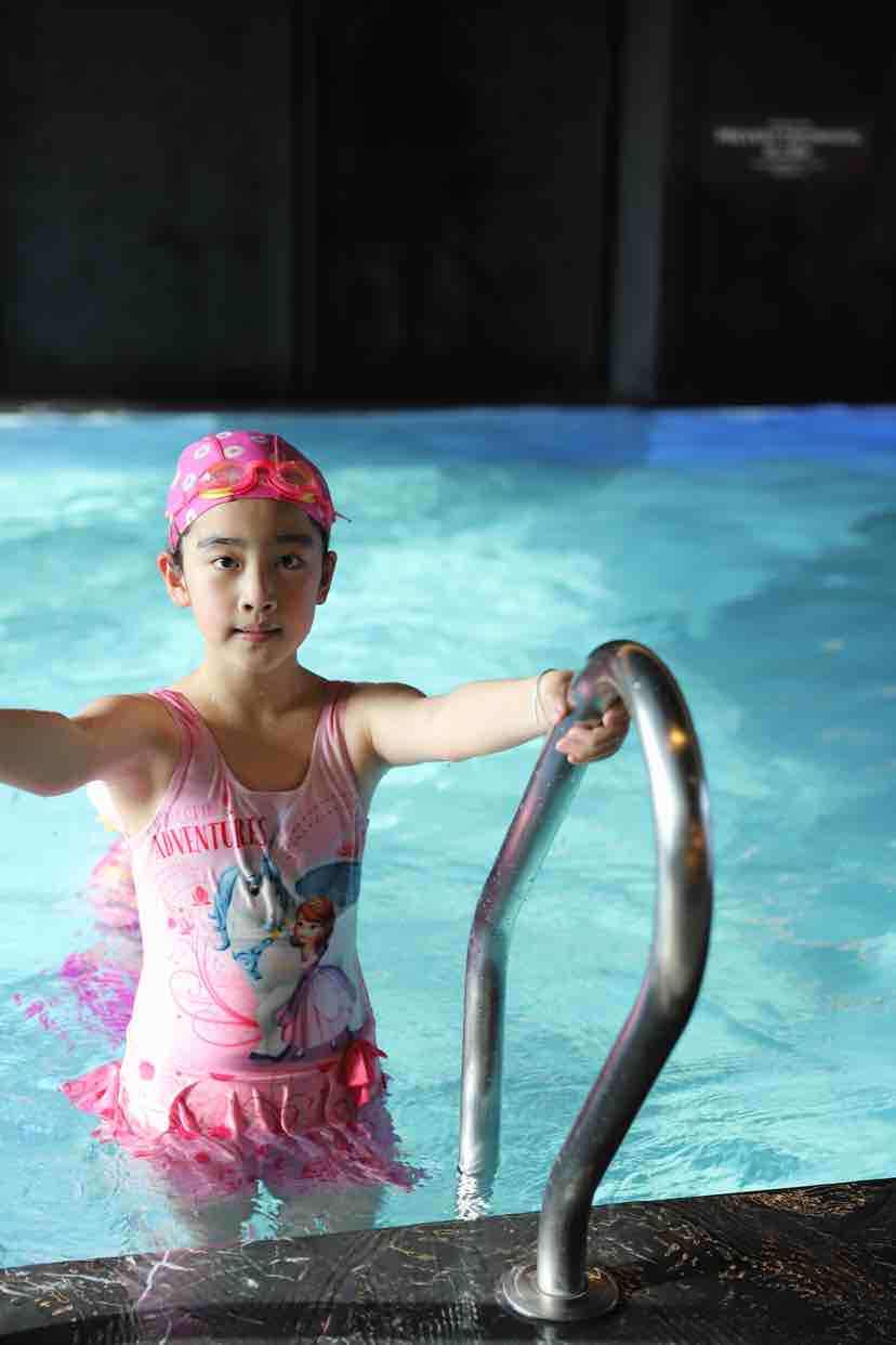 钱塘小“美人鱼”水中漫舞，为杭州亚运会加油