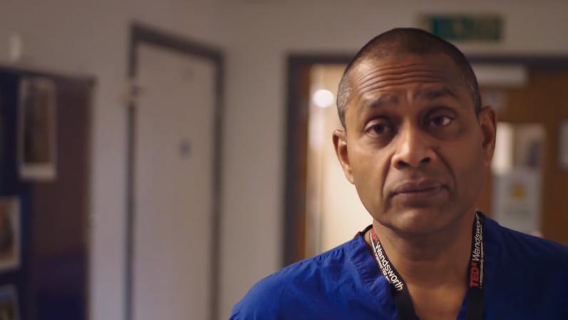 腹中胎儿长出肿瘤，孕妇忍着剧痛，给胎儿打麻药做手术