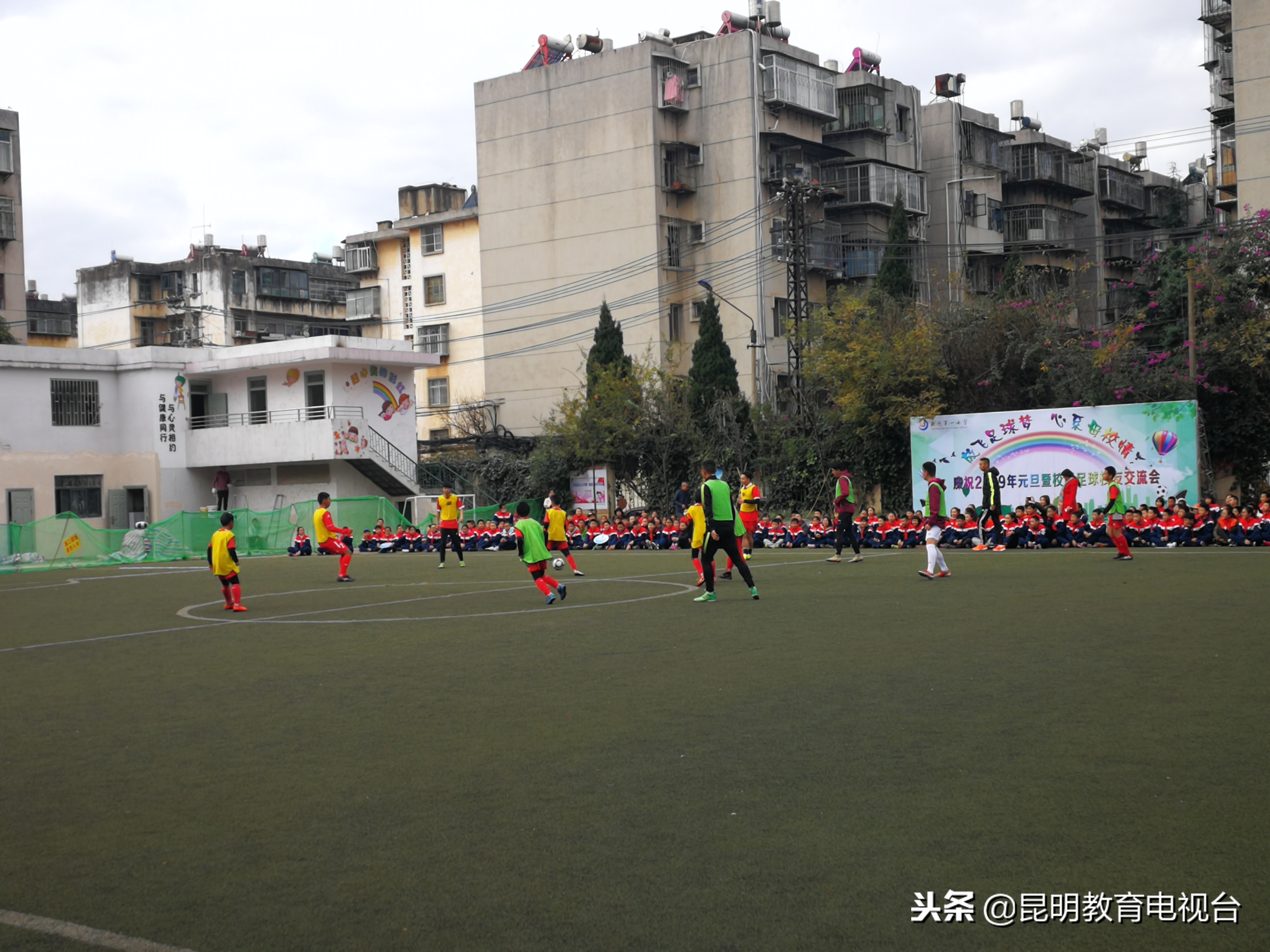 新迎一小：足球校友回母校展球技迎新年