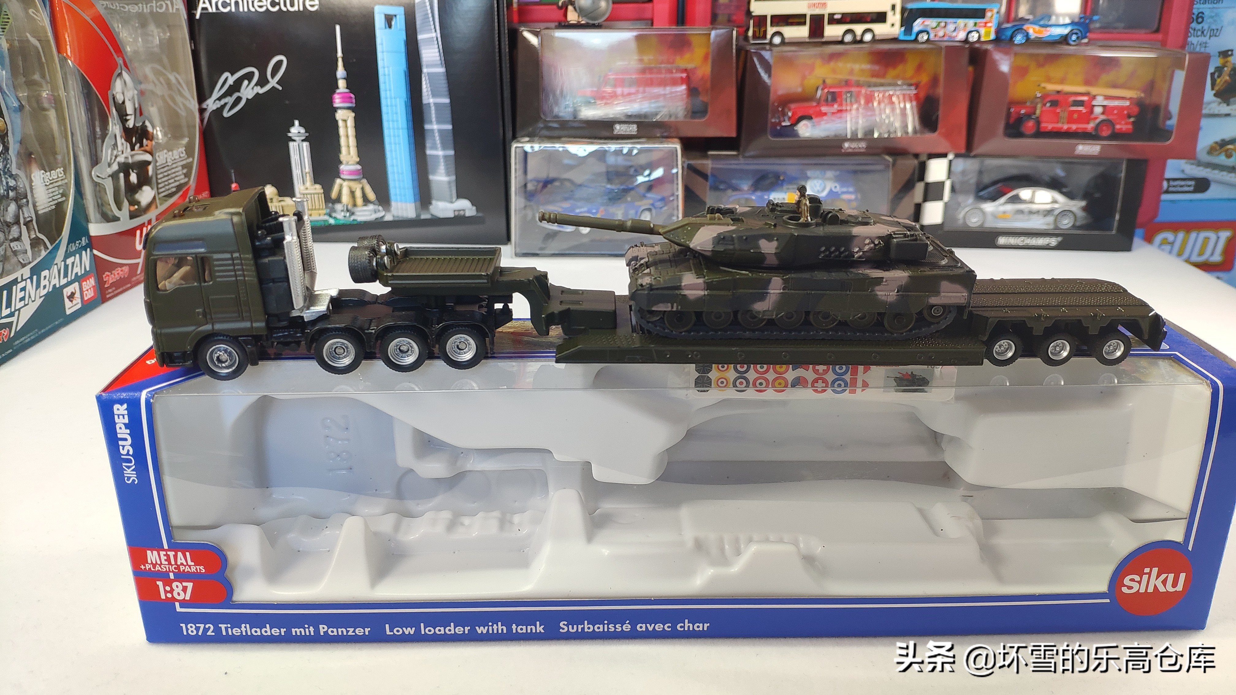 用HO比例车模运输钢铁洪流：SIKU模型豹2坦克运输卡车