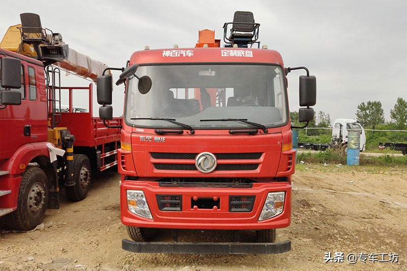 东风牌12吨石煤随车吊报价,东风御龙随车吊内饰