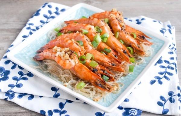 春节宴客必备：蒜蓉粉丝蒸虾，造型好味道鲜，一定能为你挣足面子