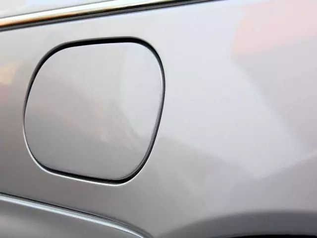 如何在车外快速判断油箱位置,怎么断定车油箱盖位置