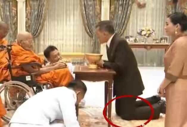 泰王给玉佛换装,泰王为玉佛换袈裟
