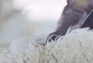 羊绒围巾很温暖,流行的羊绒围巾