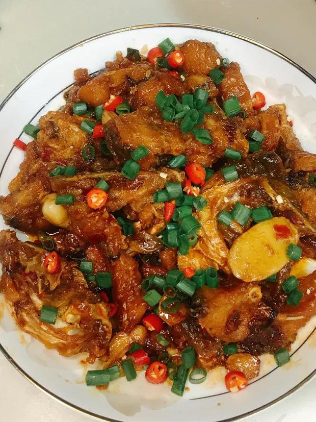 大锅菜之红烧鱼,加配菜的红烧鱼