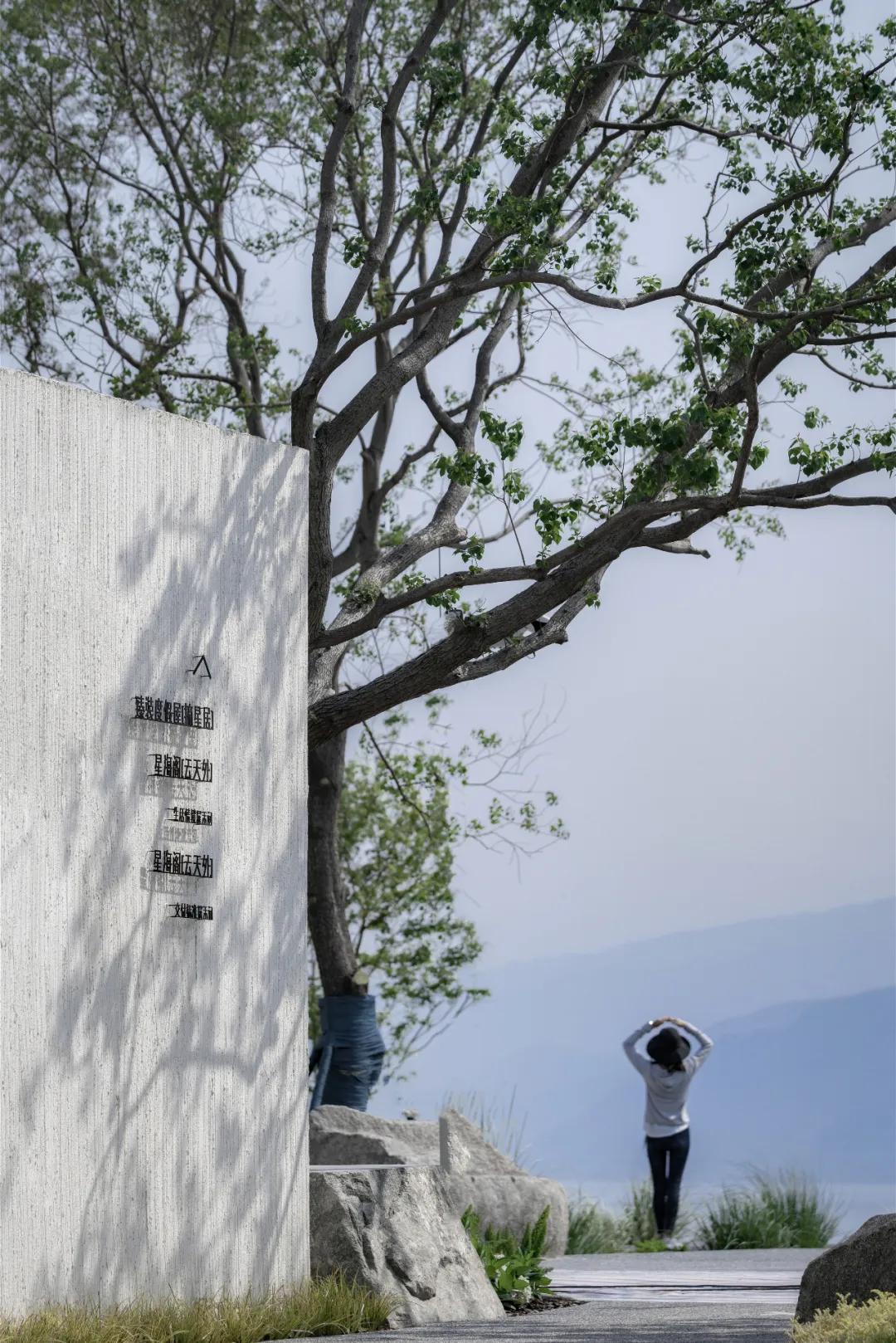 湖畔边的静寂之美——龙湖·抚仙湖星空小镇山顶度假美学馆