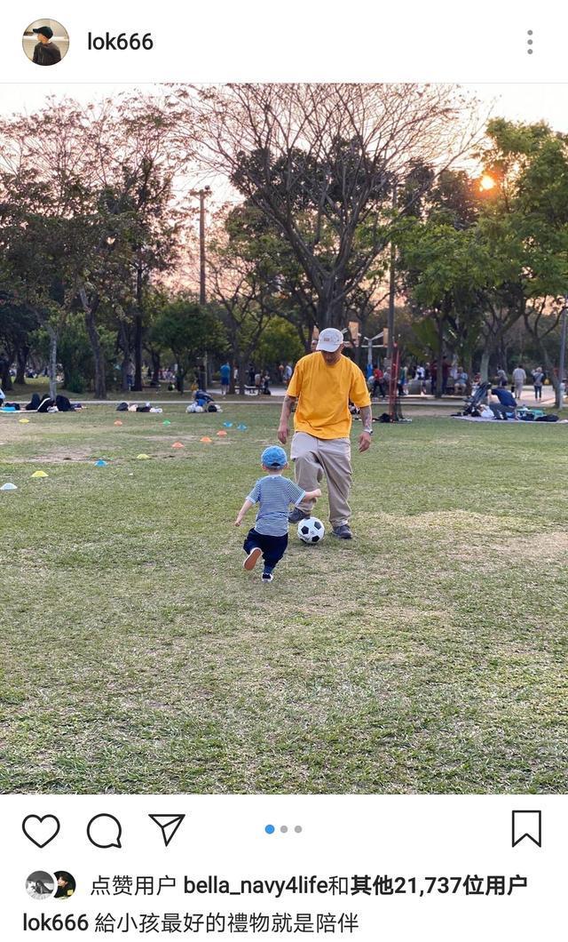 余文乐开古董豪车带妻子现身街头,余文乐晒与老婆合影