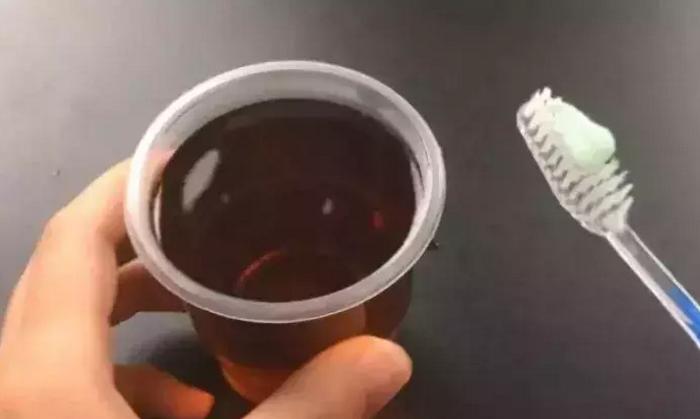 牙缝里面有黄黄的东西臭臭的,牙缝里边的脏东西很臭是怎么回事