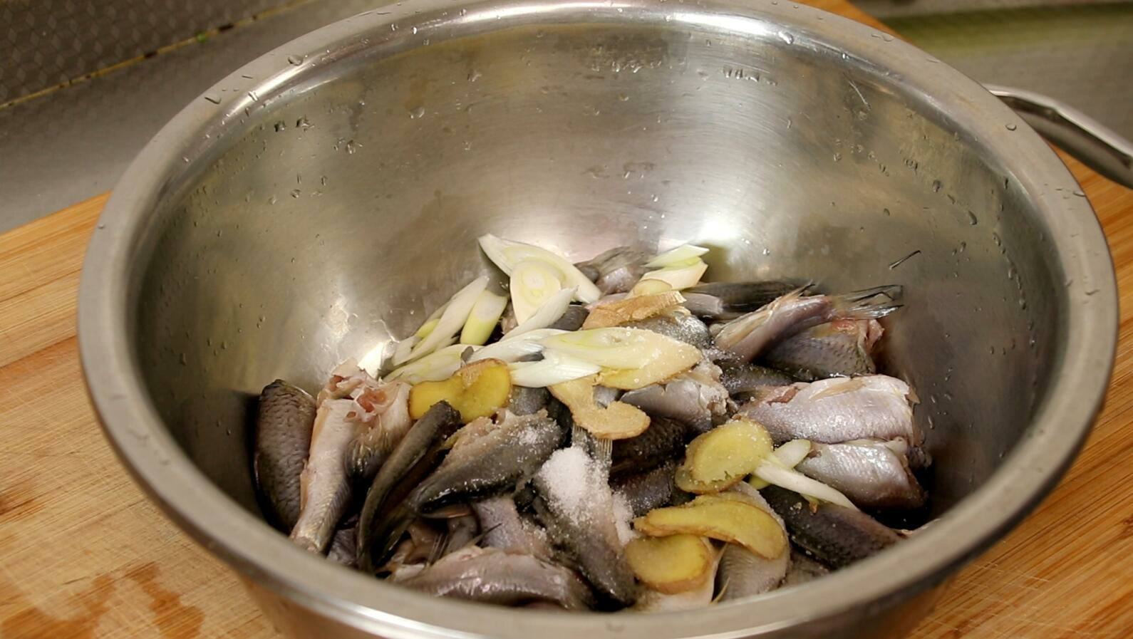 炸鱼的家常做法不用面粉淀粉,炸鱼挂芡是用淀粉还是用面粉