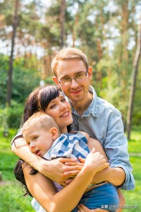 逗孩子不要弄脸,不要随便戏弄小孩