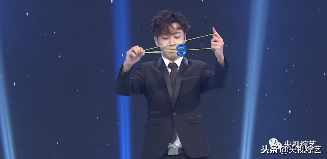 “最坚强卖家”坐轮椅开网店，年销售300多万获马云邀请同台唱歌