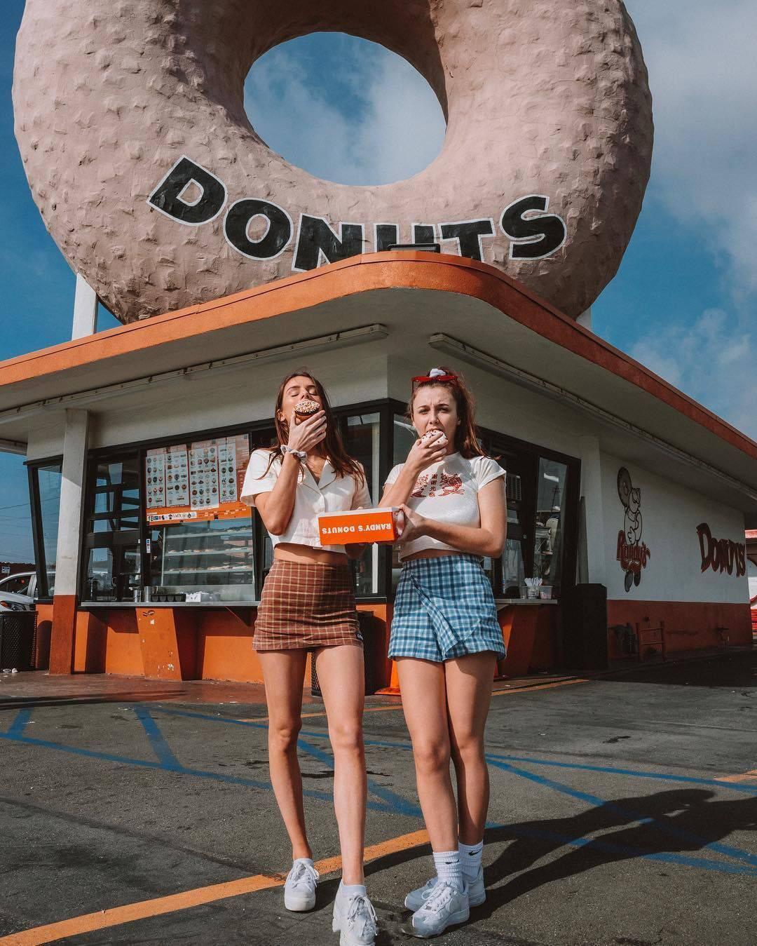 秋冬小白鞋怎么穿搭最好看,初秋鞋子百搭