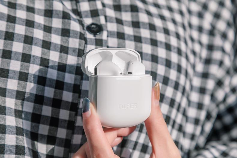 200块的有线耳机相当于无线耳机,200块的耳机跟50的耳机一样