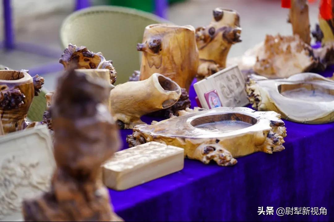 红色传承忆*党**史胡杨根雕迎华诞